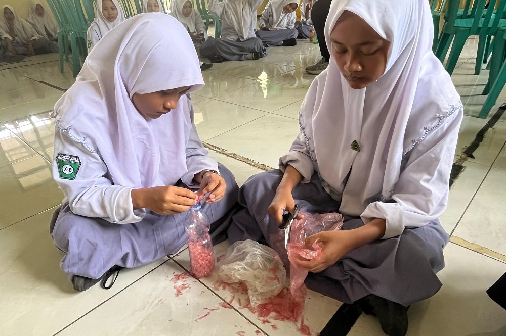 PKM UM Promotes 4R Method for Waste Management Initiative at MAN 5 Jombang