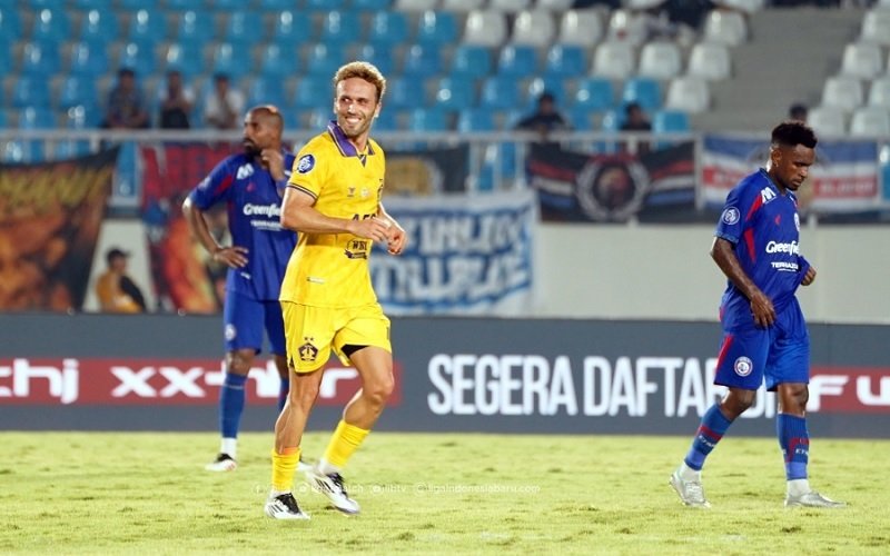 Arema FC's Hopes Shattered in 3-0 Defeat to Persik Kediri at Kanjuruhan Stadium