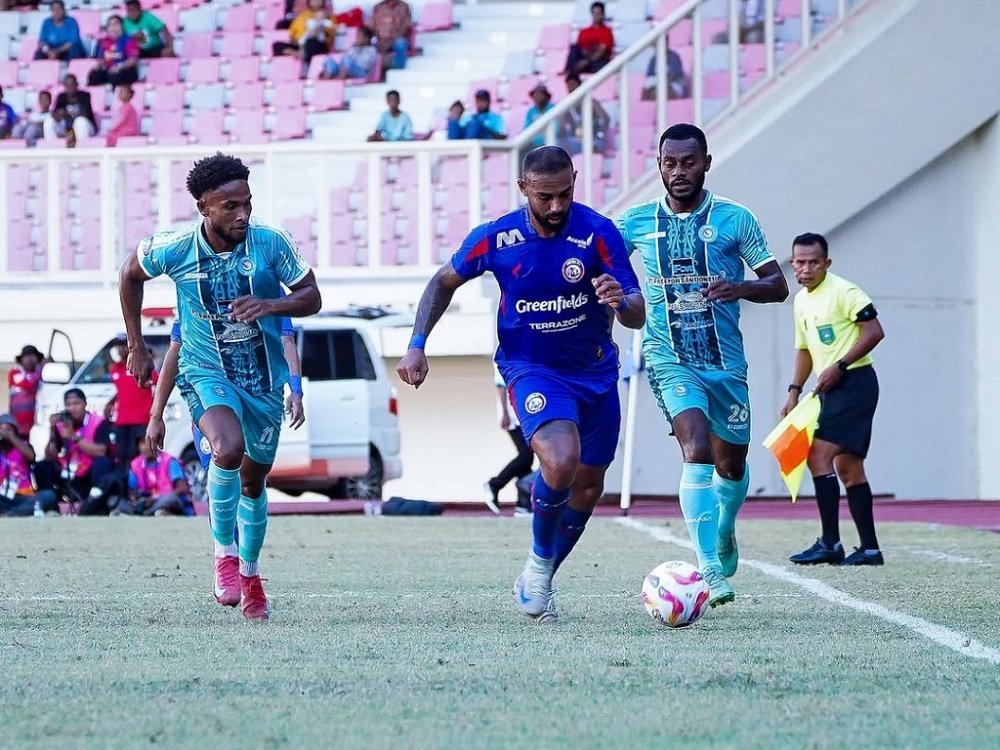 Arema FC and PSBS Biak Share Spoils in Thrilling 2-2 Draw