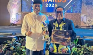 Suryadi Receives Inspiring Figure Award for Commitment to Empowering Youth at Radar Malang Awards 2025