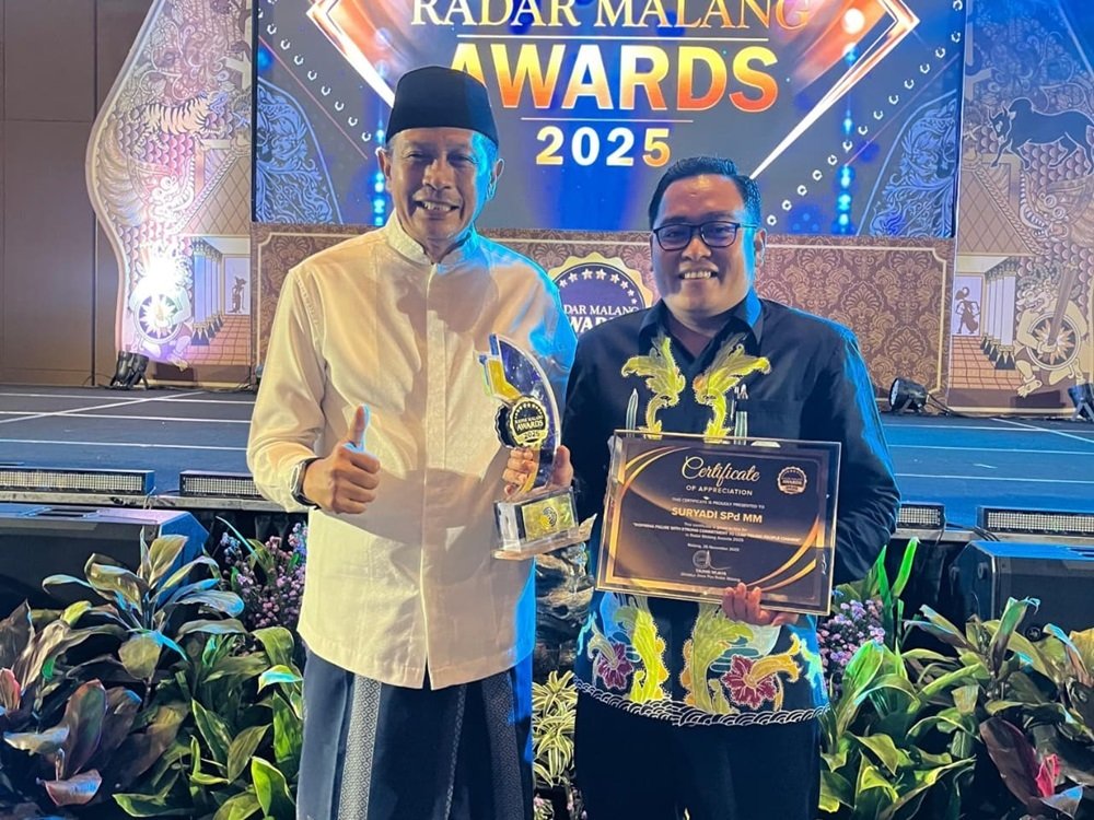 Suryadi Receives Inspiring Figure Award for Commitment to Empowering Youth at Radar Malang Awards 2025
