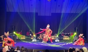 008-Topeng Panji Kirana performance Topeng Panji Kirana Performance Captivates Youth Audience at Taman Krida Budaya Malang