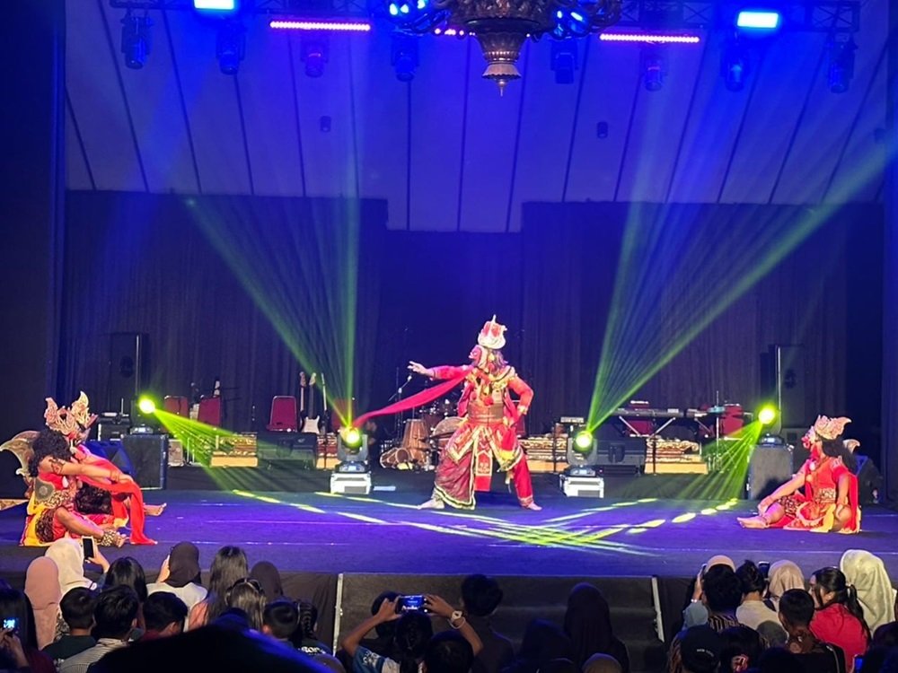 Topeng Panji Kirana Performance Captivates Youth Audience at Taman Krida Budaya Malang