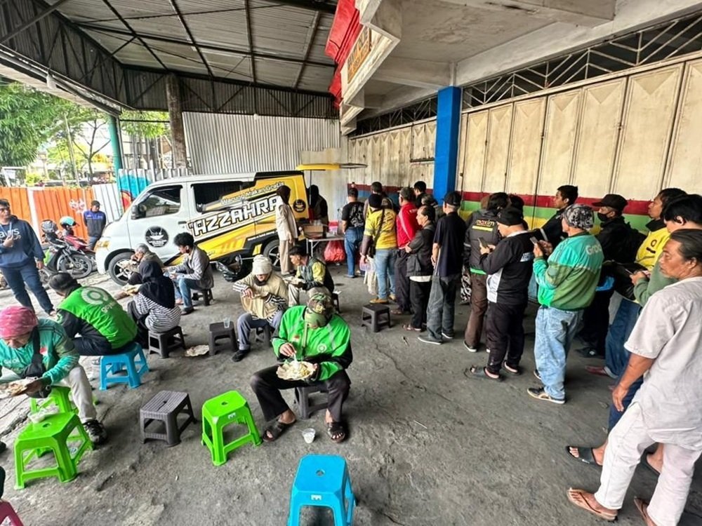 012-Queue for free meal Malang’s Warung Makan Gratis Azzahra Serves 250+ Free Meals, "Just Come and Eat"