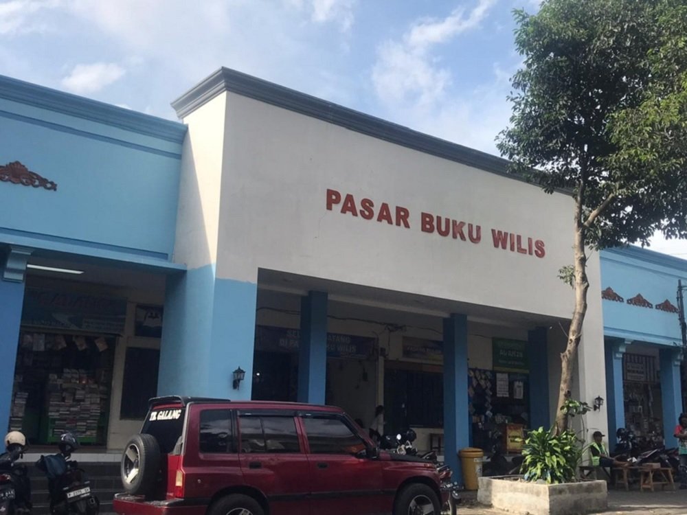 Wilis Book Market in Malang Adapts to Digital Shift Amid Declining Visitors