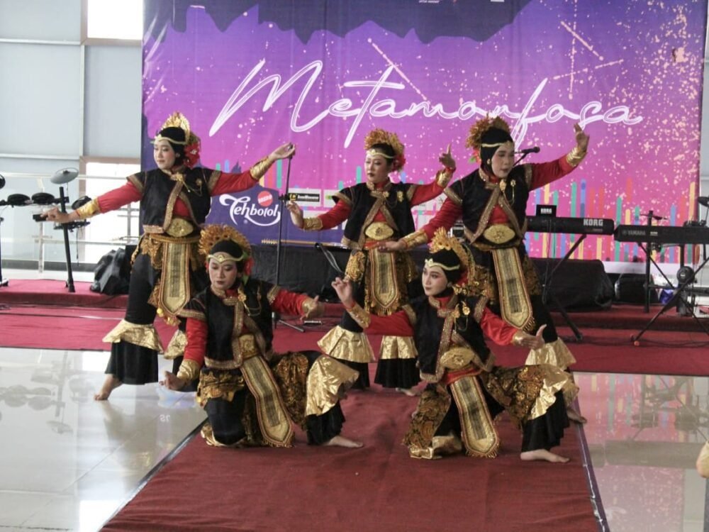Malang Teachers Showcase Talents in ‘Metamorphosis’ Music and Dance Performance