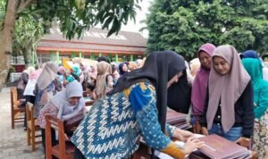 SDN 1 Kemantren Distributes Mid-Semester Report Cards, Strengthens Collaboration with Parents and School Committee
