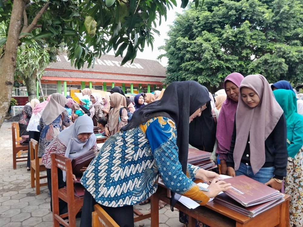 SDN 1 Kemantren Distributes Mid-Semester Report Cards, Strengthens Collaboration with Parents and School Committee
