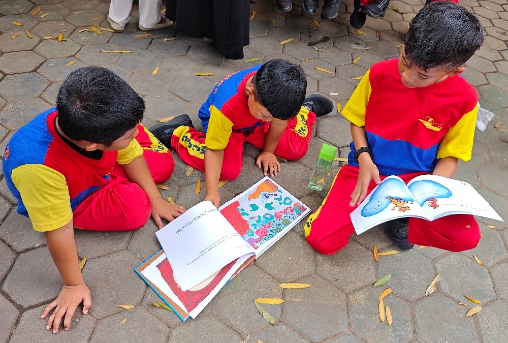 PT Terminal Petikemas Surabaya (TPS) Supports Literacy Awareness By Donating 800 Books To Elementary Schools in Malang