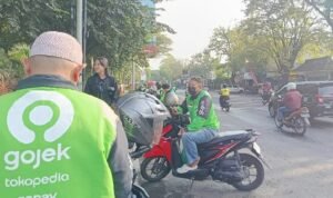 009-Ojol dirivers waiting for passengers The Minister of Manpower Hints at Holiday Bonuses for Ojol Drivers Amid Eid al-Fitr Preparations