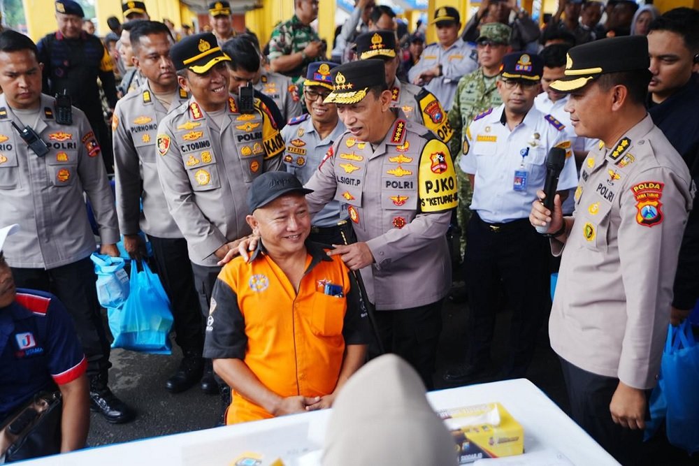 038-Kapolri in Purabaya Terminal Kapolri General Listyo Sigit Prabowo Inspects Purabaya Terminal to Ensure Safe 2026 Lebaran Mudik