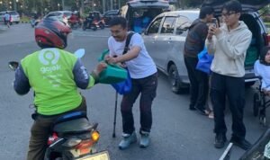 Disabled Youth in Malang Share 500 Free Takjil on Lailatul Qadar Night