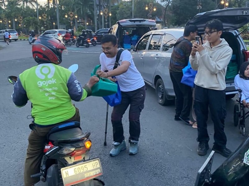 Disabled Youth in Malang Share 500 Free Takjil on Lailatul Qadar Night