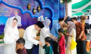 056-Open House at Grahadi Governor Khofifah and Deputy Governor Emil Dardak Welcomes Thousands at Grahadi Open House for Eid Riyayan