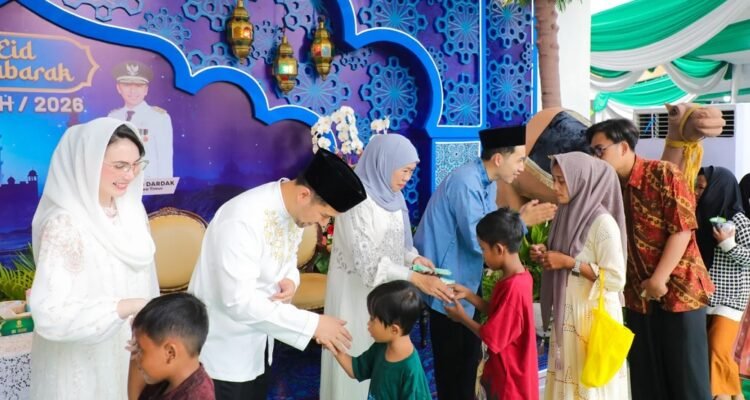 Governor Khofifah and Deputy Governor Emil Dardak Welcomes Thousands at Grahadi Open House for Eid Riyayan