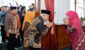 068-Sanusi and Khofifah East Java Governor Khofifah Hosts Public Discussion on Geopolitical Risks and Economic Resilience