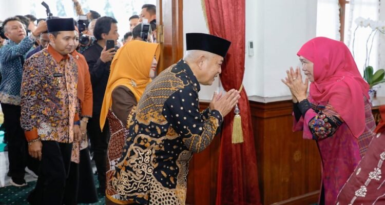 East Java Governor Khofifah Hosts Public Discussion on Geopolitical Risks and Economic Resilience