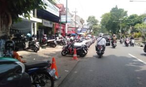 078-Motorcycle parking in front of office buildings on Jalan Panji, Kepanjen “No More Cash, Please”: Malang Introduces Mandatory QRIS for Over 1,000 Parking Attendants