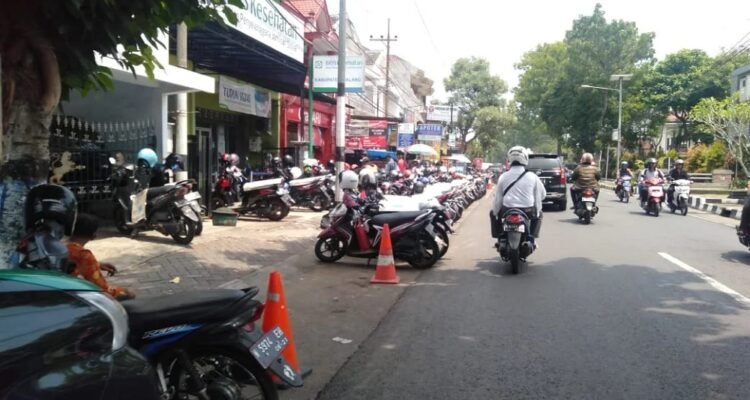 “No More Cash, Please”: Malang Introduces Mandatory QRIS for Over 1,000 Parking Attendants
