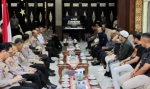 056-Polda Jatim Aremania-Bonek Polda Jatim Hosts Strategic Meeting Between Persebaya and Arema Ahead of Kanjuruhan Derby