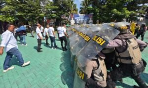 057-Polres Batu holds routine mass control training at Mapolres Batu Field Polres Batu Holds Routine Mass Control Exercise to Strengthen Public Security Capabilities