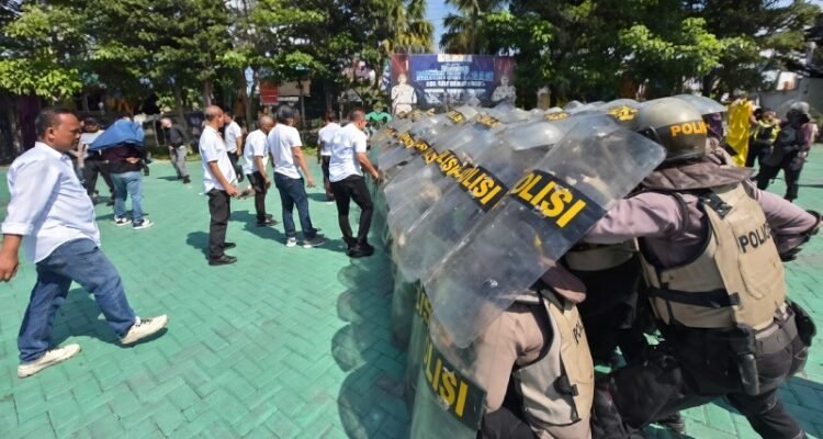 Polres Batu Holds Routine Mass Control Exercise to Strengthen Public Security Capabilities