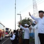 Malang Regent Dispatches Hajj Pilgrims, Urges Sincerity and Safety