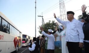 Malang Regent Dispatches Hajj Pilgrims, Urges Sincerity and Safety