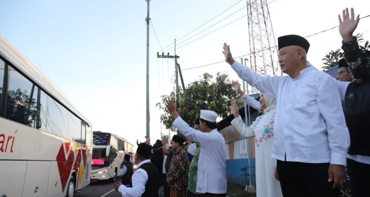 Malang Regent Dispatches Hajj Pilgrims, Urges Sincerity and Safety
