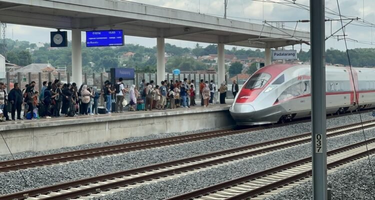 KCIC Slams Passenger Who Blocked Whoosh Automatic Door, Delaying Hundreds of Travelers