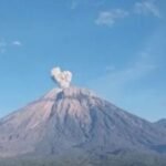 Mount Semeru Erupts Again, Hot Avalanche Clouds Observed Amid Thick Fog
