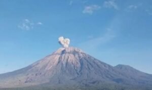 Mount Semeru Erupts Again, Hot Avalanche Clouds Observed Amid Thick Fog