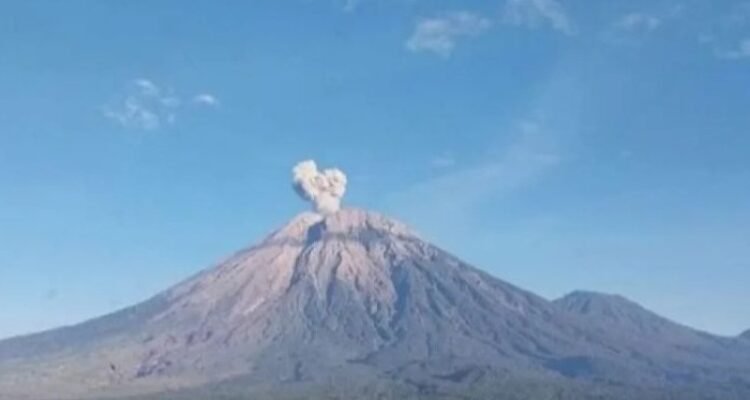 Mount Semeru Erupts Again, Hot Avalanche Clouds Observed Amid Thick Fog