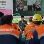 Visiting TPA Talangagung, Malang Regent Provides Assistance to Scavengers and Garbage Truck Drivers