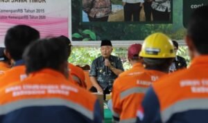Visiting TPA Talangagung, Malang Regent Provides Assistance to Scavengers and Garbage Truck Drivers