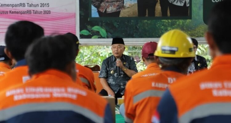 Visiting TPA Talangagung, Malang Regent Provides Assistance to Scavengers and Garbage Truck Drivers