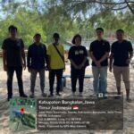 UM Researchers Plant Mangroves on Labuhan Beach, Bangkalan, to Mitigate Climate Change