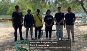 UM Researchers Plant Mangroves on Labuhan Beach, Bangkalan, to Mitigate Climate Change