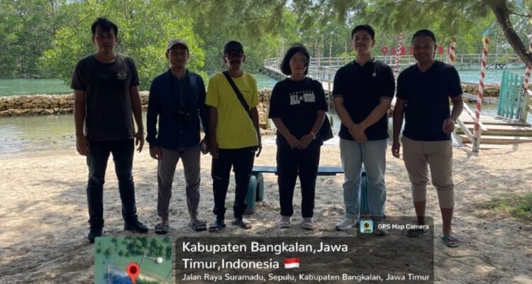 UM Researchers Plant Mangroves on Labuhan Beach, Bangkalan, to Mitigate Climate Change