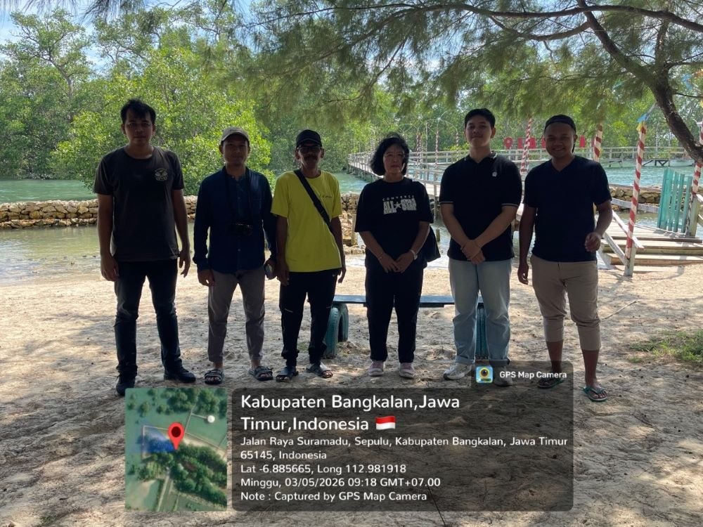 UM Researchers Plant Mangroves on Labuhan Beach, Bangkalan, to Mitigate Climate Change