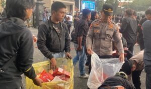 Mass Protests Malang From Mass Protests to Cleanup: Police and Students Collaborate for a Peaceful Rally in Malang