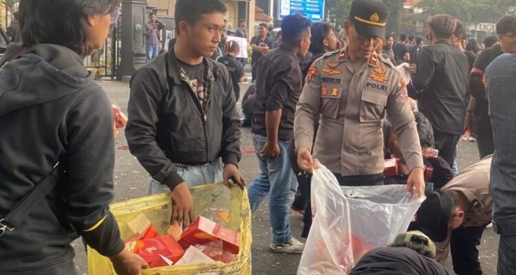 From Mass Protests to Cleanup: Police and Students Collaborate for a Peaceful Rally in Malang