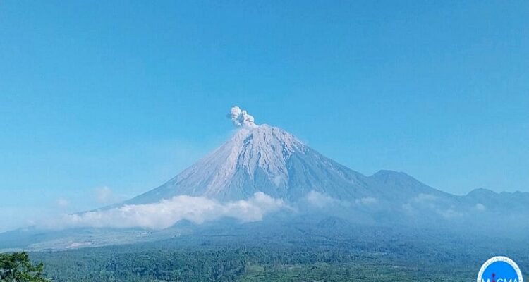 Mount Semeru Records New Eruption, Volcanic Alert Level III Maintained
