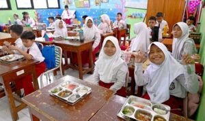 Indonesia's Constitutional Court Rules Free Meal Program Can No Longer Draw From Education Budget