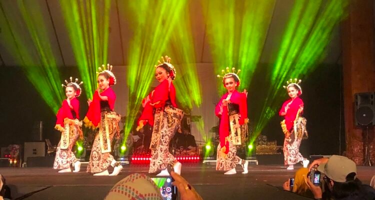 Attracting Thousands of Millennials and Gen Z, Sri Untari Praises East Java Tourism Office's Innovation, 'Satya Laku' Mask Performance