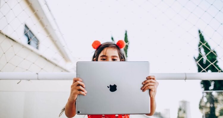 Kemkomdigi Verifies 14 Apple Services Ensuring Safer Digital Space for Children
