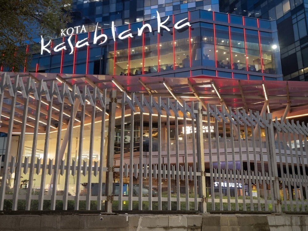 Jakarta and Surabaya Malls Install Tall Perimeter Fences, Fueling Public Speculation