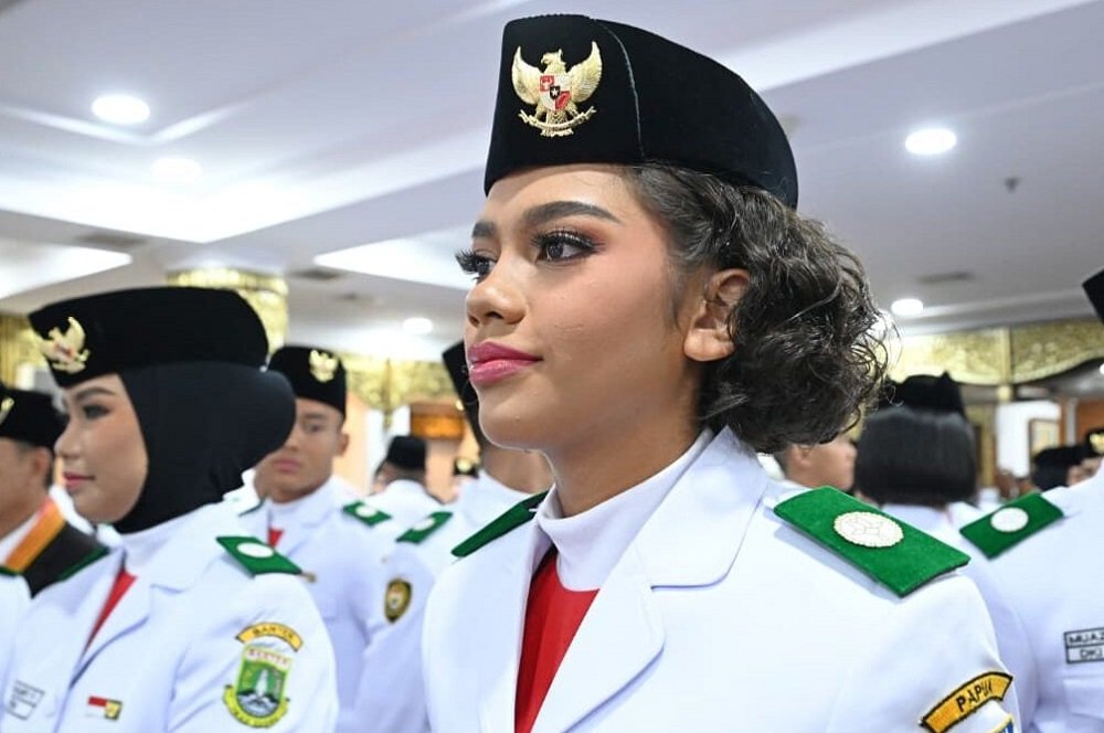 The Profile of Neeltje Deliana, Flag Tray Bearer at the Indonesia Independence Day Ceremony