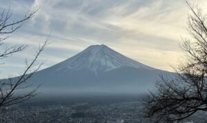 Mount Fuji Japanese Police Reprimanded a Father After Leaving Young Son Abandoned on Mount Fuji