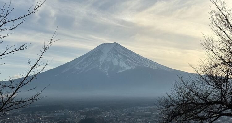 Japanese Police Reprimanded a Father After Leaving Young Son Abandoned on Mount Fuji
